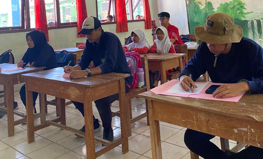 MAHASISWA KKN UNIVERSITAS MUHAMMADIYAH LAMPUNG HADIR DALAM KEGIATAN PERLOMBAAN DI SD NEGRI 1 SIDOKATON.